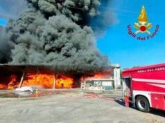 Pisa, in fiamme un capannone industriale: maxi incendio a Vicopisano