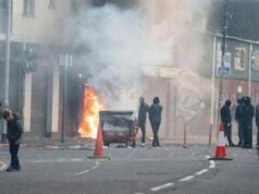 Proteste anti-migranti a Belfast, disordini e case bruciate nella notte