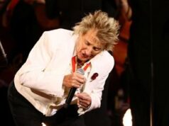 Rod Stewart, malore nel concerto e maschera per l’ossigeno sul palco