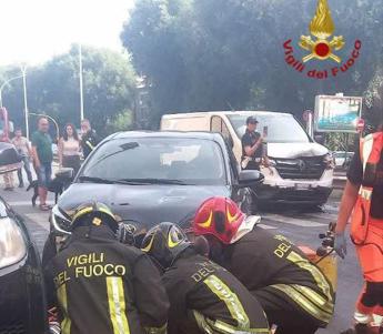 Roma, furgone tampona auto che investe due donne: ferite in modo grave