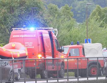 Scontro frontale, auto cade nel lago di Como: morto un uomo, grave una donna