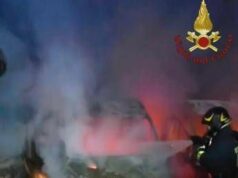 Sette furgoni di una ditta di consegne in fiamme a Fiumicino, indagini polizia