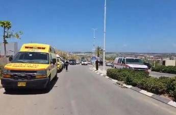 Sparatorie in Israele, un morto e diversi feriti in sospetto attacco terroristico