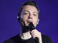 Tiziano Ferro fatica al concerto e preoccupa fan: “Che gli è successo?”