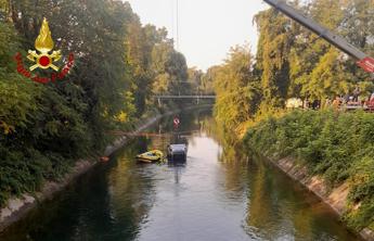 Tragedia a Senago, auto con 9 giovani a bordo finisce in un canale: tre morti