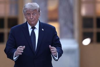 Trump e la diplomazia dell’insulto, da Meloni al Papa l’attacco come strumento politico