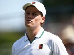 Wimbledon, Sinner colpisce la sedia dell’arbitro e… ride