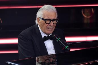 Addio a Peppino di Capri, oggi l’ultimo saluto alla voce di ‘Champagne’: i funerali sull’isola