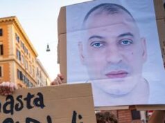 Caso Fakir, parla l’uomo che aiutò gli agenti a trattenerlo a terra: “Vivo recluso per le minacce”