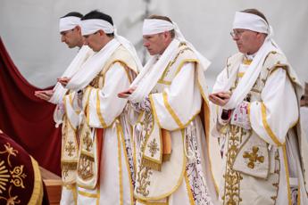 Chiesa, Lefebvriani ordinano 4 vescovi senza mandato pontificio: è scisma