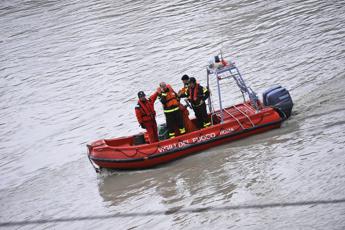 Como, si tuffa nel lago e non riemerge, dispersa bambina di 10 anni