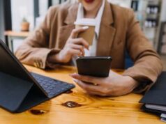Donna più multitasking dell’uomo? La scienza smonta lo stereotipo: c’è una sola differenza