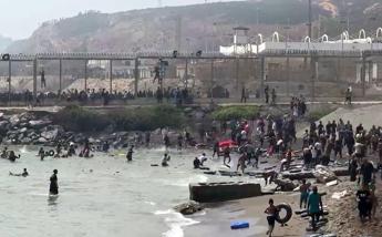Emergenza migranti a Ceuta, almeno 18 morti. Meloni: “Pronti a stop Schengen con la Spagna”