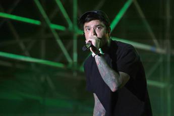 Fedez sta meglio, rapper continua i controlli in Humanitas