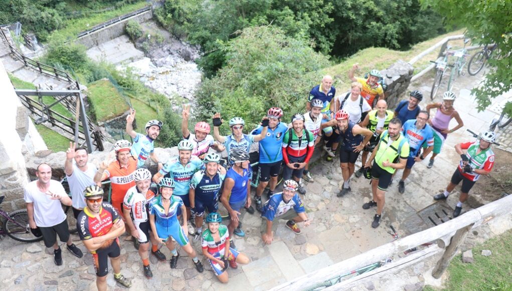 Foto di gruppo della Vintage Ride MTB a Cornello dei Tasso Acquaman Bike