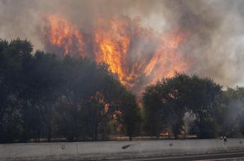 Francia e Spagna in ginocchio per gli incendi, Macron schiera l’esercito