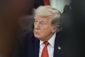Iran, Trump insiste: “Colpiremo molto duramente, ora è il nostro turno”