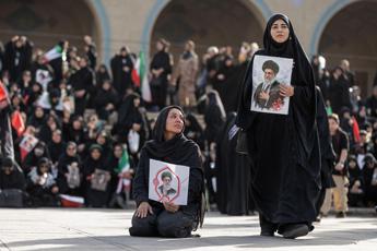 Iran-Usa, colloqui in pausa per i funerali di Khamenei: attese milioni di persone