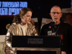 Israele ricorda il 7/10, padre dell’ostaggio Emily Hand: :”Mille giorni? A volte sembra ancora ieri”