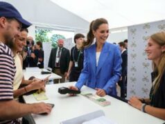 Kate Middleton a Wimbledon, a sorpresa la principessa vende i biglietti agli spettatori in fila