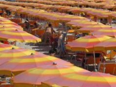 Latina, apre il costume a un bimbo e lo palpeggia in spiaggia: arrestato 79enne