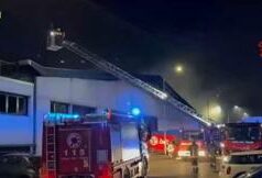 Milano, spento incendio a deposito Bartolini. Vigili del fuoco: “Nessun ferito”