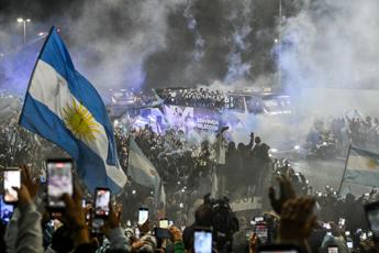 Mondiali, l’Argentina rientra a Buenos Aires senza festa e senza Messi dopo il ko in finale