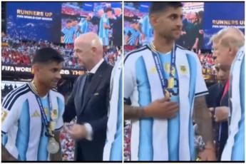 Mondiali, la finale di Trump: fischi, Rodri lo caccia e Romero… non lo saluta
