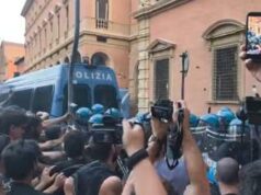 Morto ammanettato a Bologna, coro “assassini” e tensioni tra agenti e corteo: polizia usa idranti e lacrimogeni