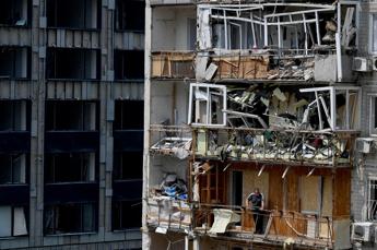 Raid russi sull’Ucraina, Zelensky: “A Sumy bombe aeree guidate contro civili”