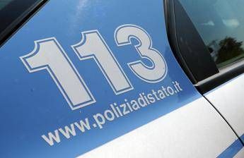 Roma, accoltella ex moglie davanti al figlio e poi scappa con lui: fermato dopo 7 ore