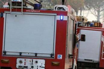 Roma, incendio a ridosso della linea ferroviaria: circolazione sospesa tra Ponte Galeria e Fiumicino