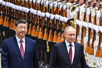 Russia-Cina, svelata cooperazione militare dal 2023: “Pechino ha insegnato a Mosca a silenziare Starlink”