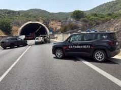 Scontro con due auto in fiamme nel Cagliaritano, un morto e nove feriti