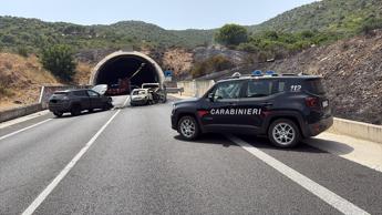 Scontro con due auto in fiamme nel Cagliaritano, un morto e nove feriti