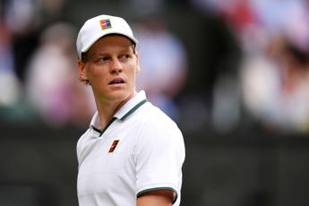 Sinner fa doppio fallo e se la prende con il pubblico: nervosismo a Wimbledon
