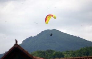 Tarzo, pilota di parapendio si schianta al suolo: morto 53enne