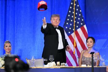 Trump e l’annuncio con il cappellino rosso: “E’ mia intenzione candidarmi alle presidenziali 2028”