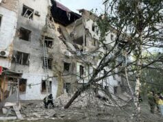 Ucraina, attacchi russi a Zaporizhzhia e Kharkiv: 6 morti. Kiev colpisce deposito petrolio