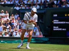 Wimbledon, Djokovic-Rinderknech finisce… con una doppia caduta