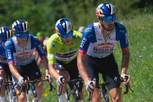 Tadej Pogacar e Jonas Vingegaard si affrontano per la vittoria del Tour de France, Mattia Cattaneo a sostegno di Remco Evenepoel Giro di Slovenia