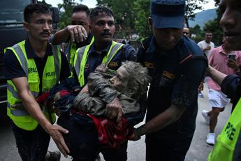 Alluvione in Nepal, almeno 165 morti e oltre 1.300 dispersi. USGS: “Collassato un ghiacciaio”