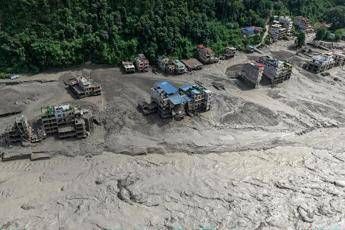 Alluvione in Nepal, l’italiano tratto in salvo: “In pullman a 20 metri dal disastro, un’onda gigantesca di fango e detriti, poi il boato”