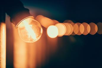 Bollette luce e gas, aumenti in vista: prezzi fino al 40% in più in autunno e inverno