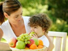 Caldo e bambini, il menù anti-afa dei pediatri: “Più acqua, frutta e pasti leggeri”