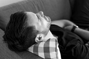 Caldo record, lo psicologo: “Stress fisico e mentale da afa persistente, 4 consigli contro l’irritabilità”