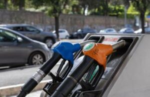 Carburanti, governo proroga sconto sulle accise fino al 5 settembre. Tensioni Fi-Lega su extraprofitti