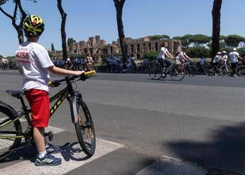 Codice della strada, da patente a 17 anni a obbligo casco e contrassegno e-bike: le 15 novità allo studio