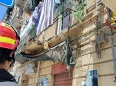 Crolla balcone mentre stende i panni, grave donna di 56 anni a Palermo