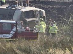 Deraglia treno nell’East Sussex: passeggeri intrappolati, soccorsi al lavoro